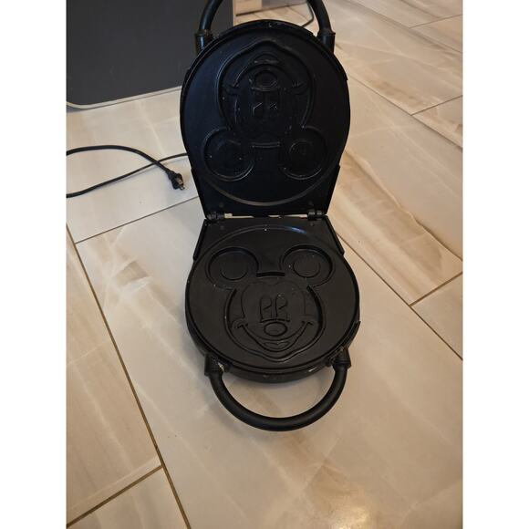 Disney Mickey's Single Waffler VillaWare Mickey Mouse Waffle Maker Model 5555-01 - Picture 11 of 16